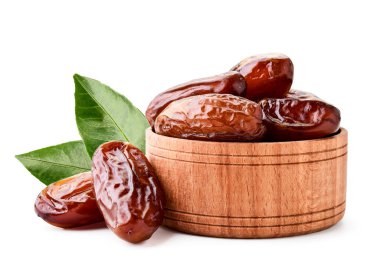 Beyaz arka planda yeşil yaprakları olan ahşap bir tabakta meyvelerle çıkıyor. İzole edilmiş