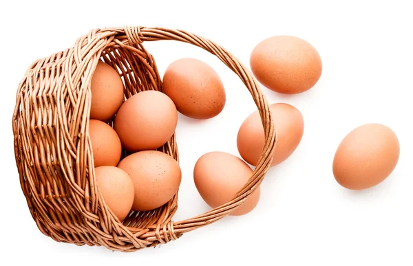 Куриные Яйца Выброшенные Корзины Белом Фоне Вид Сверху — стоковое фото