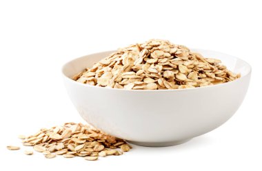 Tabakta yulaf ezmesi ve beyaz arka plana yakın çekim. İzole edilmiş