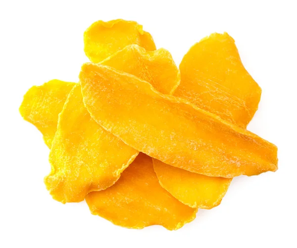 Beyaz arka planda kurutulmuş mango dilimleri. Üst görünüm
