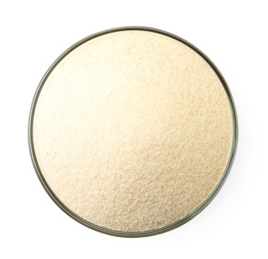 Beyaz arka planda bir plaka içinde Semolina. Yukarıdan görünüm