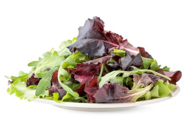 Beyaz arka planda kırmızı pancar ve roka salatası. İzole edilmiş