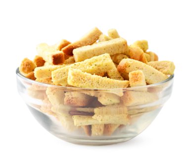 Beyaz arka planda tabakta buğday krakerleri. İzole edilmiş