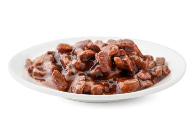 Beyaz arka planda bir kasede kedi maması. İzole edilmiş