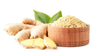 Zencefil kökü, dilimlenmiş ve yeşil yapraklı beyaz arka plan. İzole edilmiş