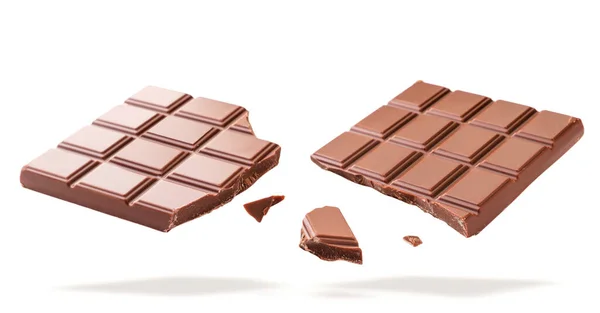 La barra de chocolate rota vuela sobre un fondo blanco. Aislado — Foto de Stock