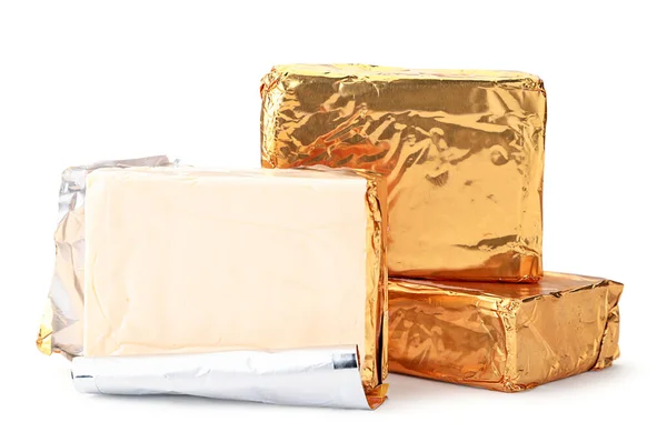 Obdélníkový roztavený sýr v obalu a bez obalu na bílém pozadí. Izolované — Stock fotografie