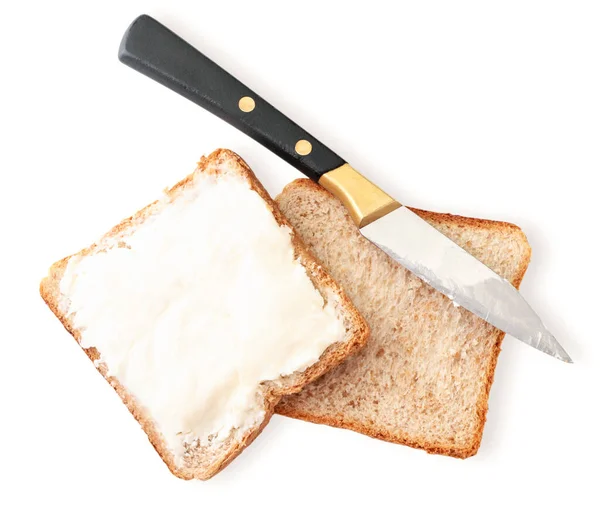 Sandwich mit Frischkäse und Messer auf weißem Hintergrund. Der Blick von oben — Stockfoto