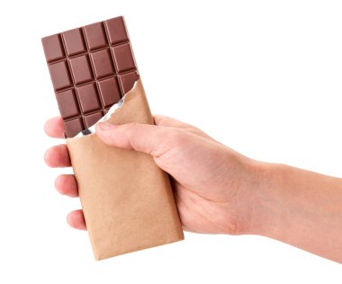 Beyaz bir arka planda elinde sütlü çikolata. İzole edilmiş
