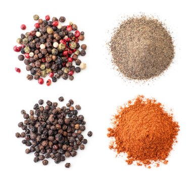 Karabiber ve biber yığını beyaz arka planda, izole edilmiş. Yukarıdan görünüm