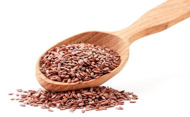 Tahta bir kaşıkta keten tohumu. Beyaz arka planda yakın plan. İzole edilmiş