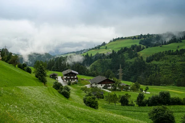 Země v tyrolských údolí mlha — Stock fotografie