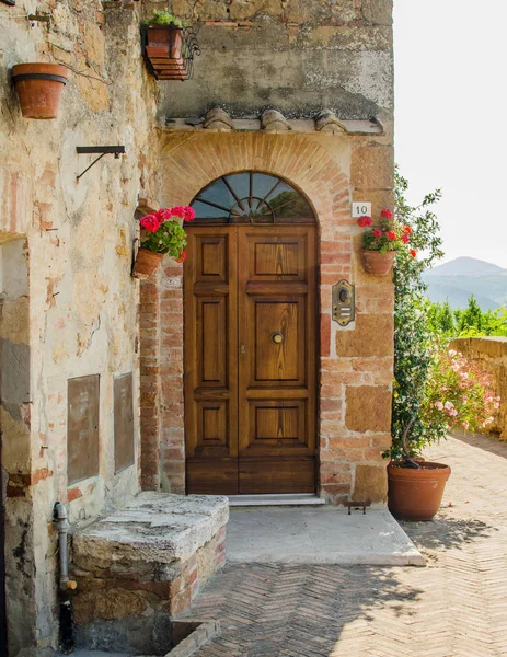 Drzwi włoskiego domu — Zdjęcie stockowe