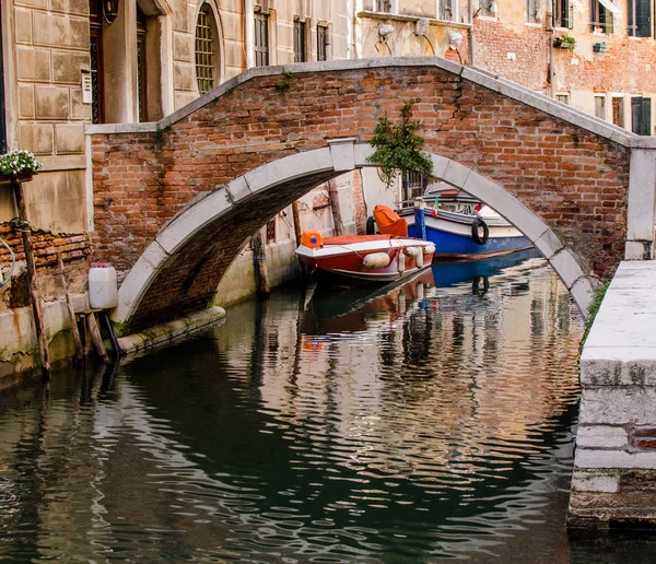 ヴェネツィアの橋の上のボート — ストック写真
