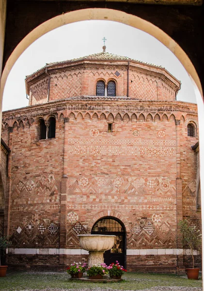 A Courtyard Santo Stefano, Bologna, Olaszország-bazilika — Stock Fotó
