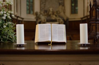 Açık İncil'de kilisenin tabloda