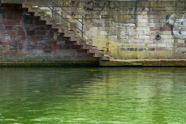 A straicase megy le a green river — Stock Fotó