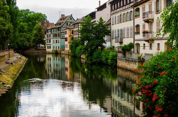 Casa histórica de La Petite France en Estrasburgo reflejada en el —  Fotos de Stock