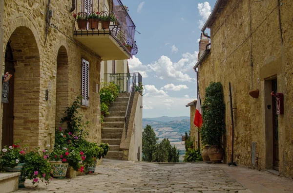 Old Street z Pienza, z panoramicznym veiw. Toskania. Włochy — Zdjęcie stockowe