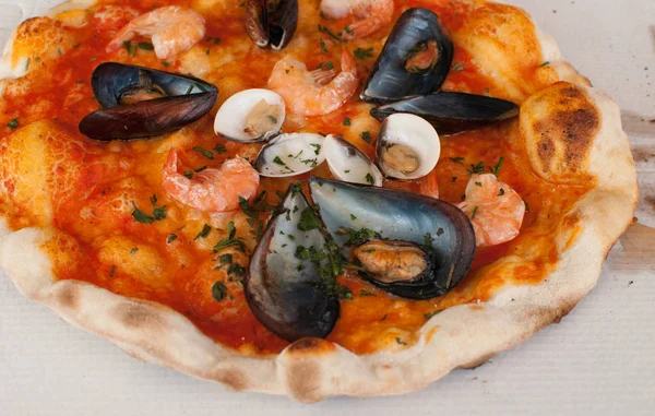 Пицца "Frutti di mare" с креветками, открытыми моллюсками и мидиями и — стоковое фото