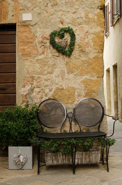 Metall romantisk bänk för två nära väggen — Stockfoto