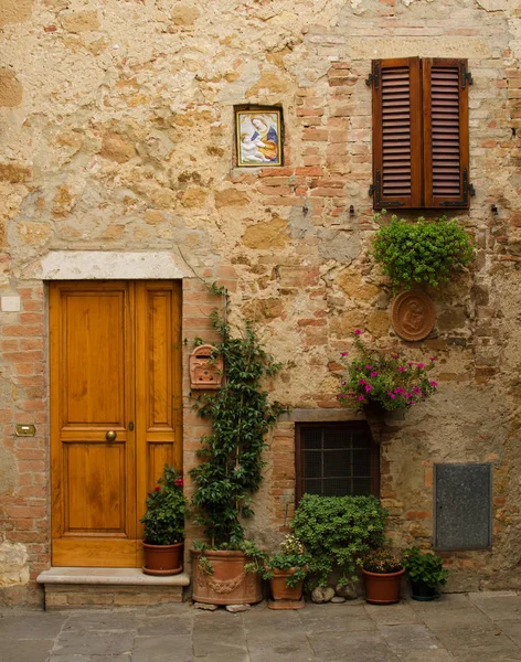 Fasad av gamla hus i Pienza. — Stockfoto