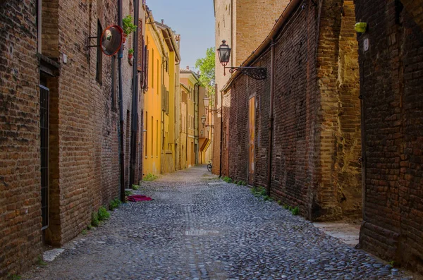De pittoreske middeleeuwse straat van Ferrara — Stockfoto