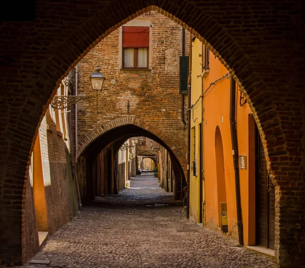 Мальовничий середньовічний вулиці Феррари з Дуг — стокове фото