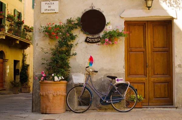 Fassade der alten Osteria in Pienza — Stockfoto