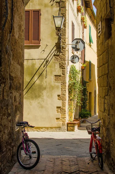 Старая улица в Пьяцца с двумя велосипедами; Италия — стоковое фото