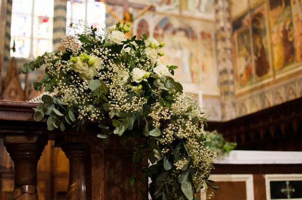 Ramo de boda en la iglesia italiana — Foto de Stock