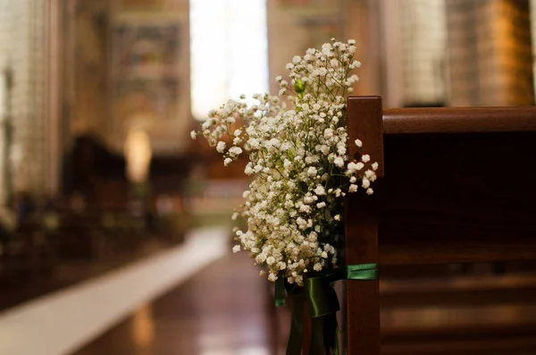 Hochzeitsstrauß auf Bank in italienischer Kirche gebunden — Stockfoto