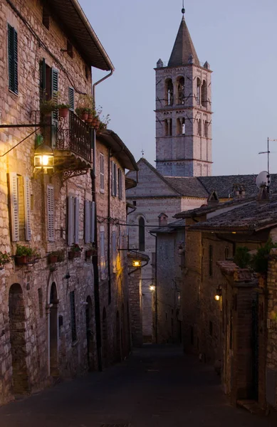 Uma rua medieval em Assis com vista para a torre da Basílica do — Fotografia de Stock