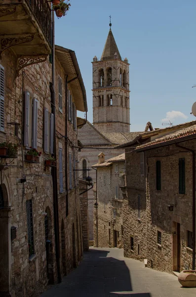 Uma rua medieval em Assis com vista para a torre da Basílica do — Fotografia de Stock