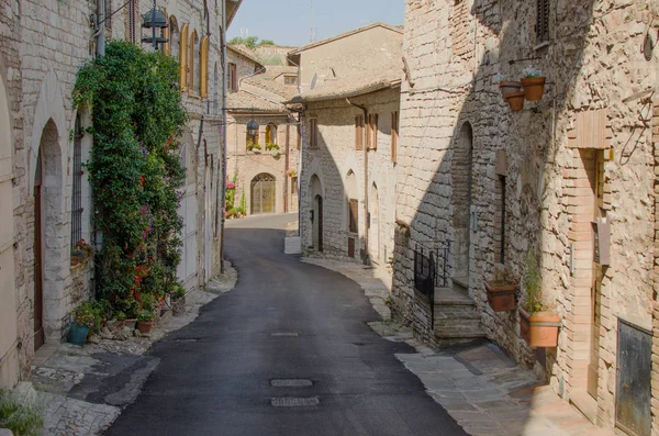 Середньовічна мальовнича вулиця в Ассізі, Італія. — стокове фото