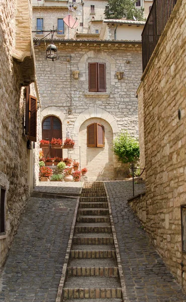 A medieval picturesque street with staircase in Assisi, Italy — Stock Photo, Image