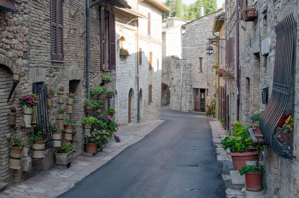 Een middeleeuwse pittoreske straat in Assisi, Italië. — Stockfoto