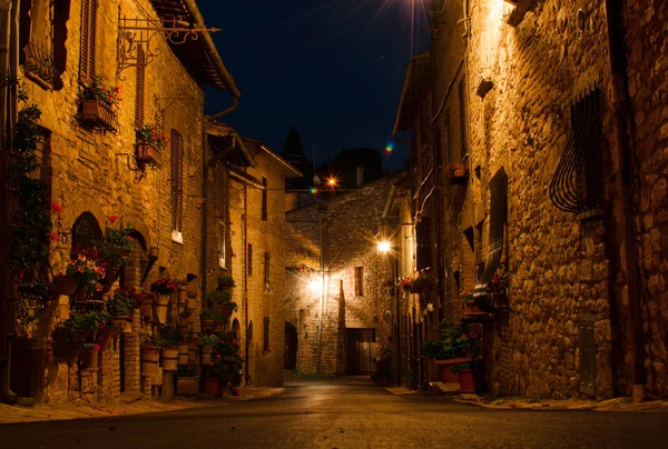 Una pintoresca calle medieval en Assis por la noche —  Fotos de Stock