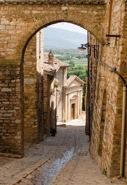 Widok Przez Łuk Średniowiecznej Ulicy Spello Starymi Domami Katedrą Umbria — Zdjęcie stockowe
