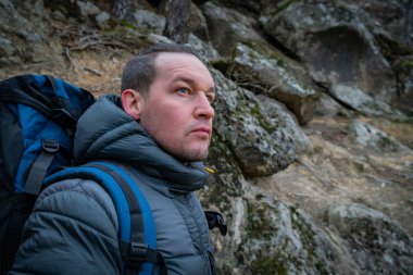 Vahşi dağ ormanlarında sırt çantalı bir gezgin.