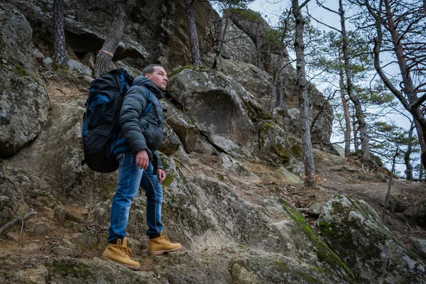 Caminante viajero con mochila en bosque montañoso salvaje — Foto de Stock