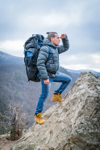 Voyageur sur le sommet de hautes roches en automne. Concept de sport et de vie active — Photo