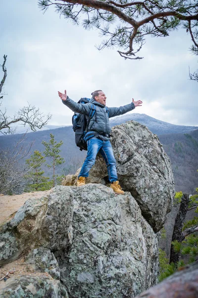 Turista en la cima de las rocas altas en otoño. Concepto de deporte y vida activa — Foto de Stock