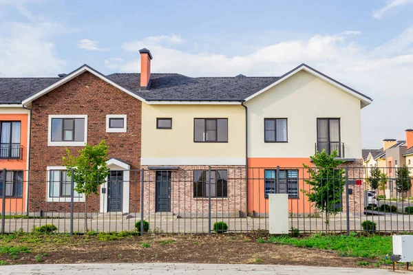 Hausbau Hüttendorf und Stadtbaukonzept: Abendliche Stadtansichten moderner Immobilien — Stockfoto