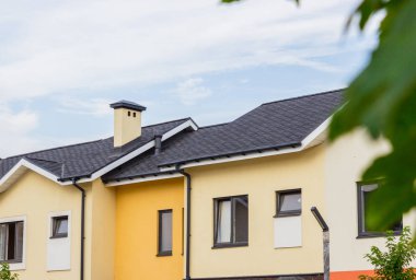 Esnek kiremit çatılı ev.