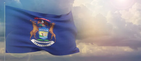 Vlaggen van de staten Usa. De vlag van Michigan. golvende vlag op zonsondergang hemel achtergrond 3d illustratie. — Stockfoto