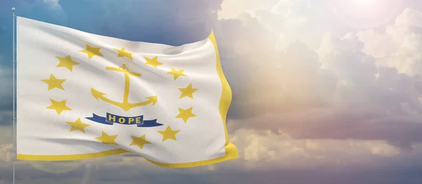 Vlaggen van de staten Usa. De vlag van Rhode Island. golvende vlag op zonsondergang hemel achtergrond 3d illustratie. — Stockfoto