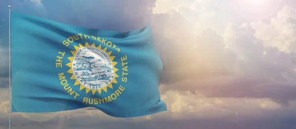 Bandiere degli Stati Uniti. Stato del Dakota del Sud bandiera. Sventolando bandiera sul tramonto cielo sfondo illustrazione 3D . — Foto Stock