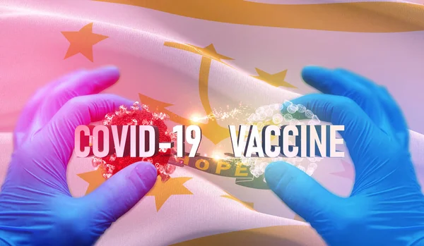 COVID-19 vaccino concetto medico con bandiera degli Stati Uniti d'America. Stato di Rhode Island bandiera 3D illustrazione . — Foto Stock