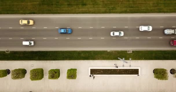 Vista aerea dall'alto verso il basso della superstrada trafficata City Traffic Jam Highway . — Video Stock